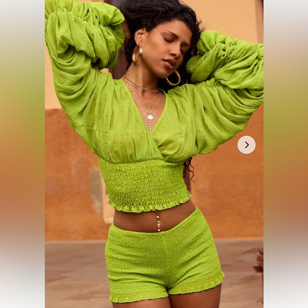 Mid Rise Frill Hem Shorts & V Neck Ruched Top 💚
Sold As Set!